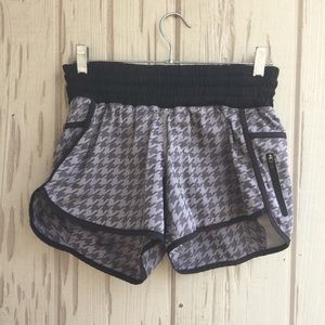 Lululemon houndstooth tracker running shorts 8